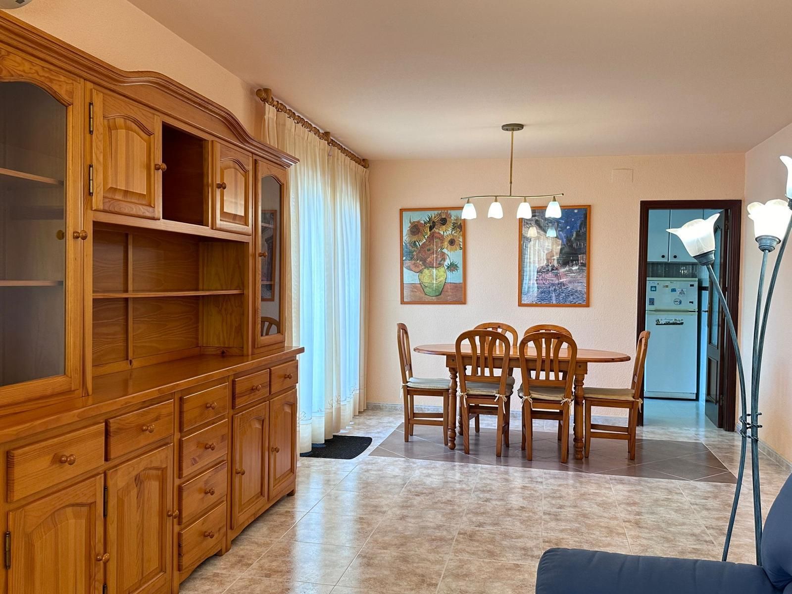 Una sala de estar con una mesa y sillas.