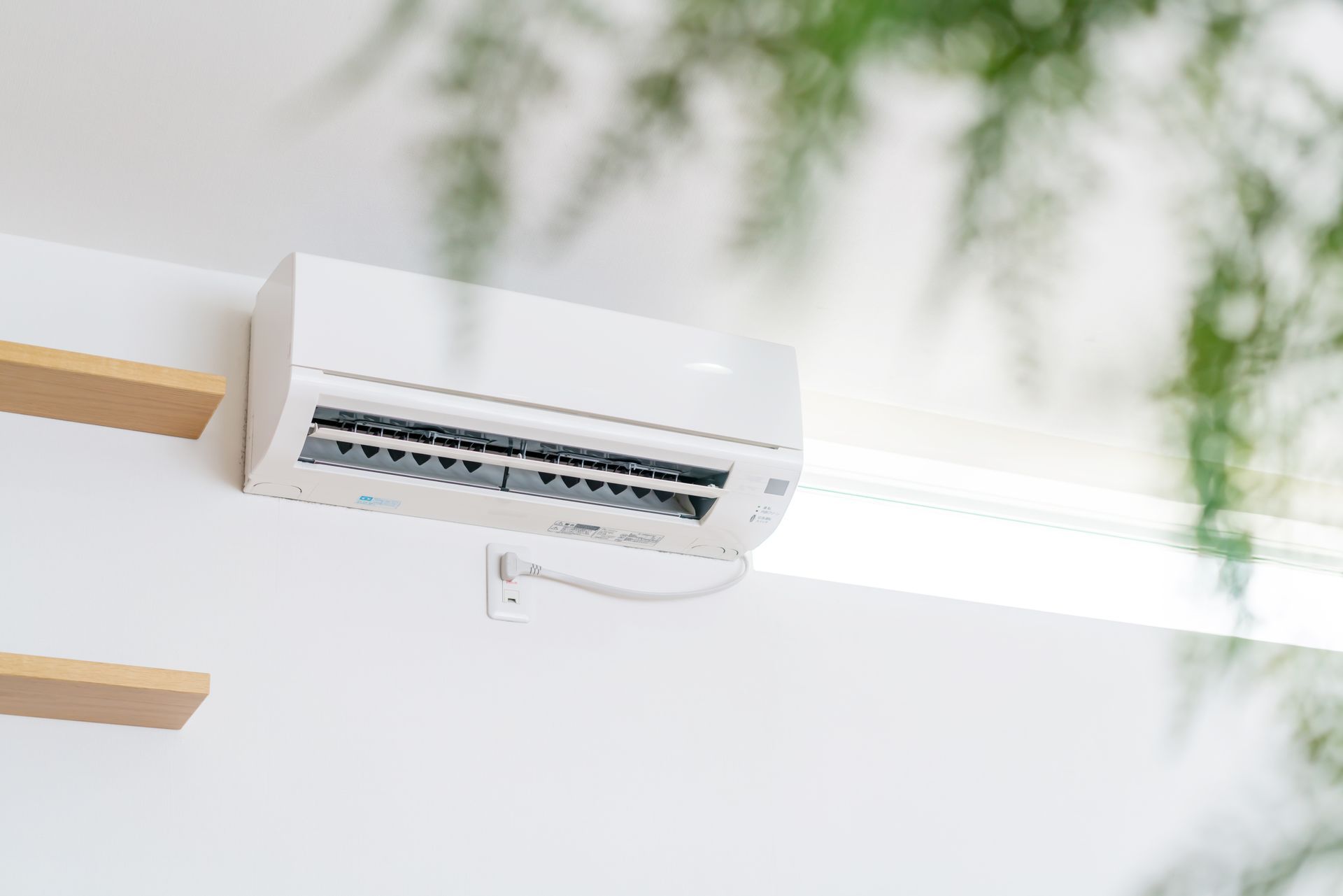 Cassette de climatiseur avec des feuilles floues devant