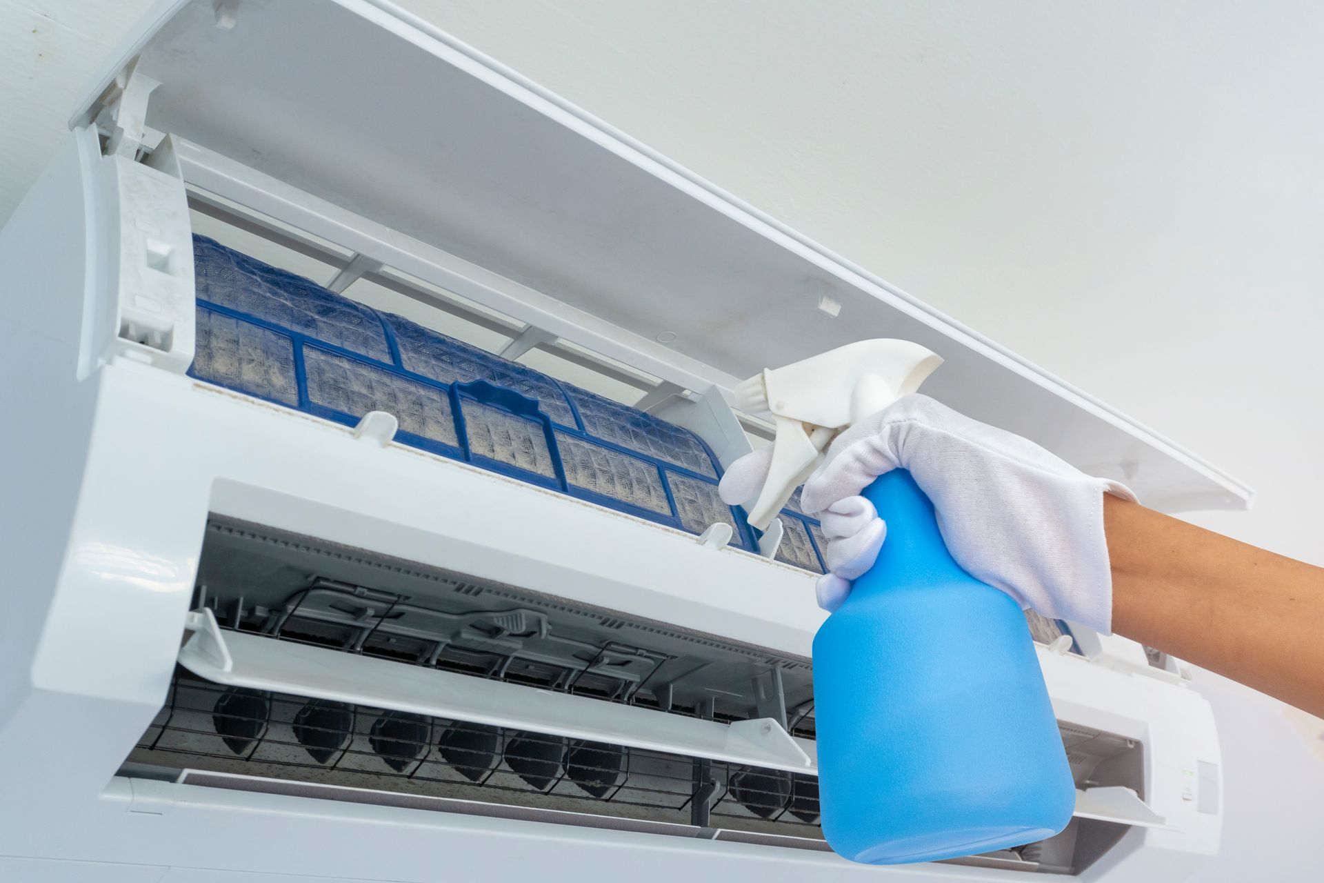 Climatiseur nettoyé par du produit projeté pour dépoussiérer