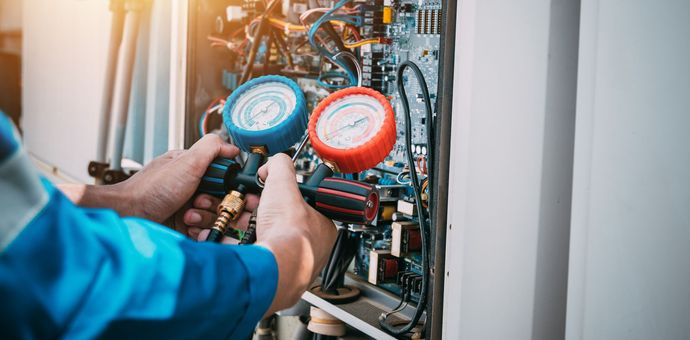 Professionnel avec un appareil pour les fluides frigorigènes