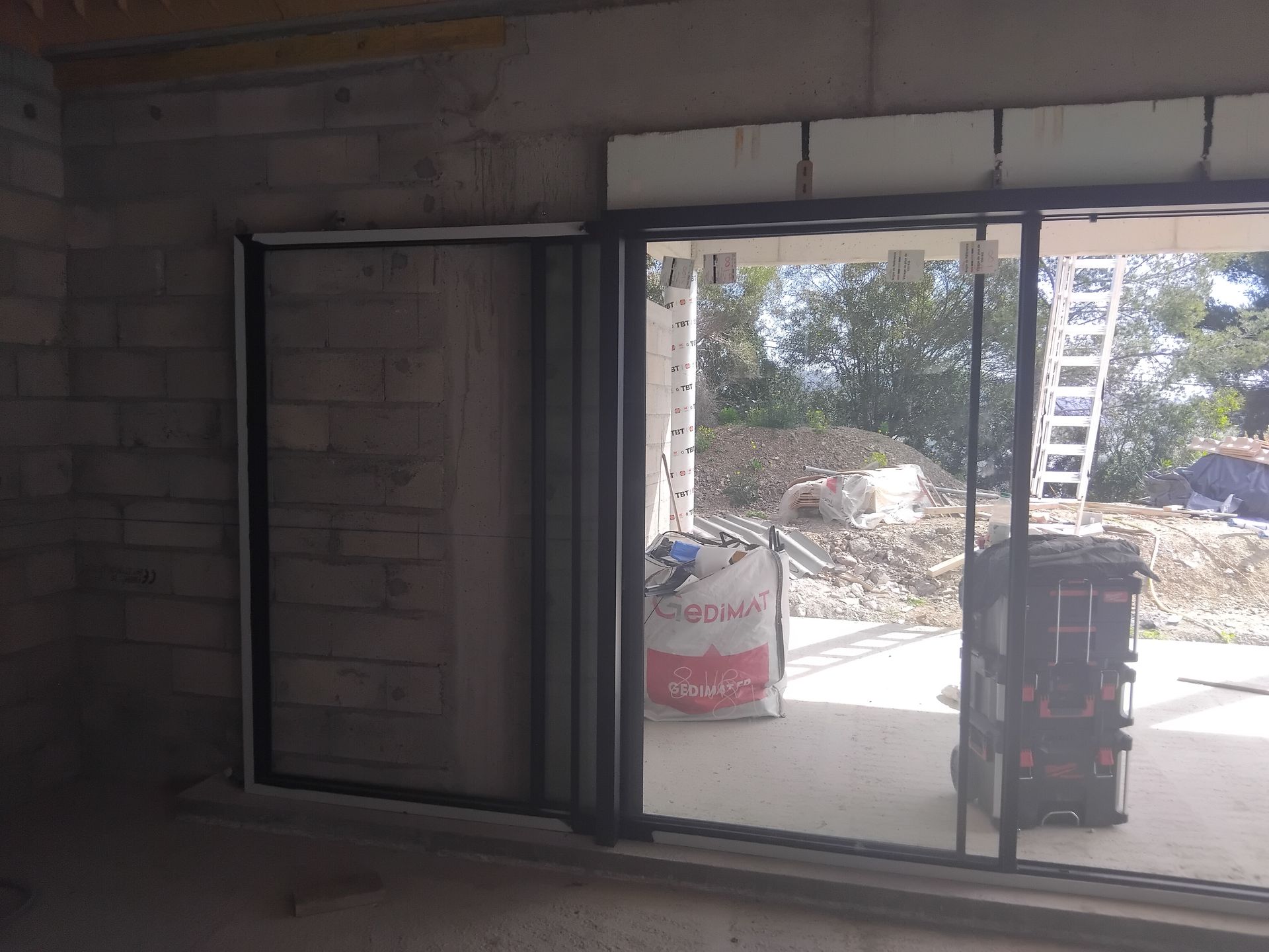 Pose en cours de la fenêtre coulissante en version baie vitrée