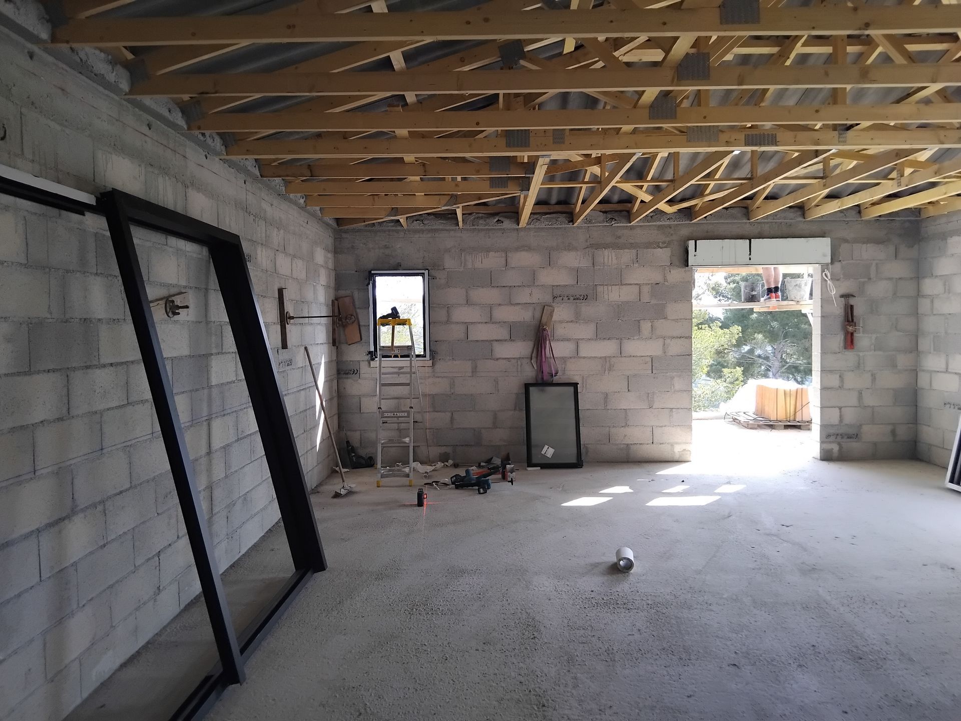 Travaux en cours d'une installation d'une grande fenêtre coulissante