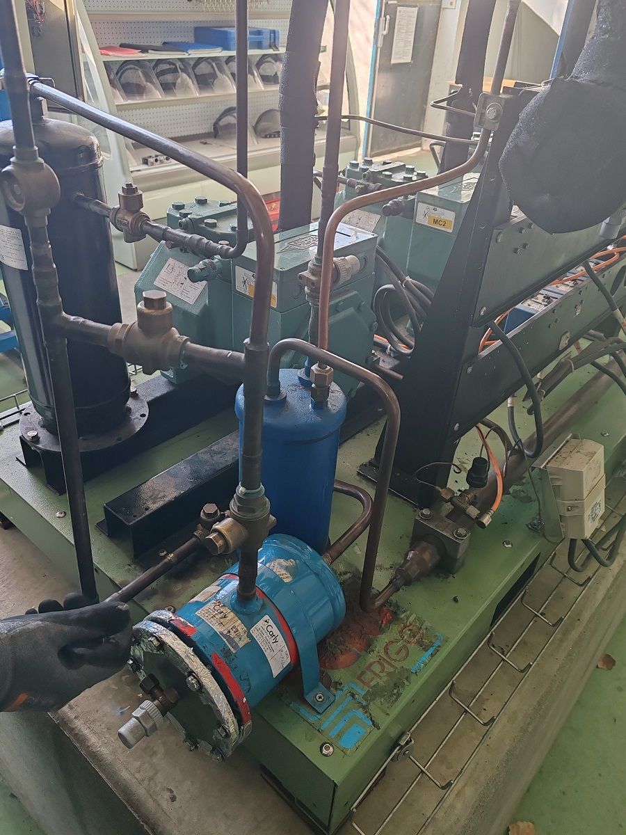 Installation d'équipement pour du froid industriel avec des bonbonnes pour fluides frigorigènes