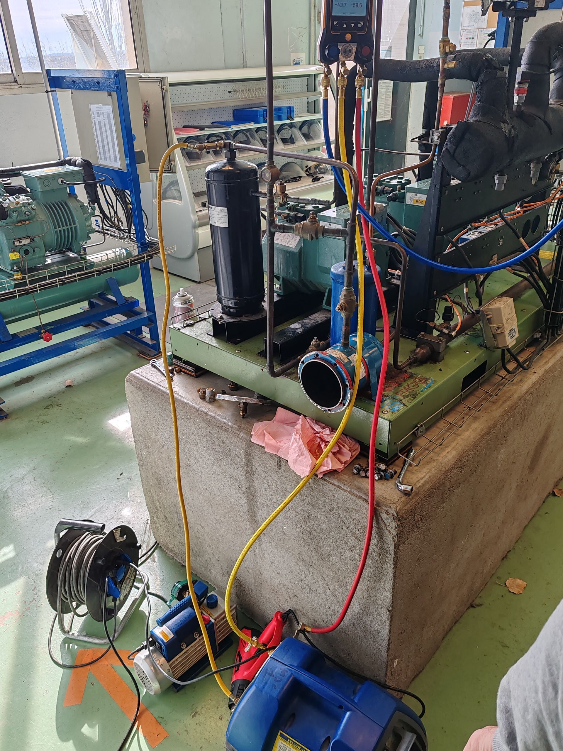 Installation en cours de froid industriel avec de nombreux câbles colorés