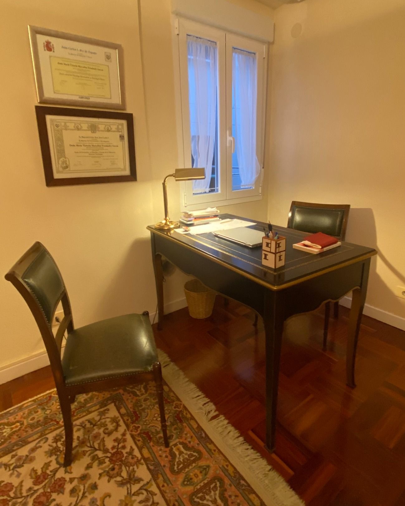 Un escritorio y una silla en una habitación con ventana.