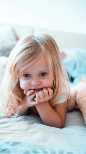 Un niño y una niña están parados uno al lado del otro y hacen muecas divertidas.
