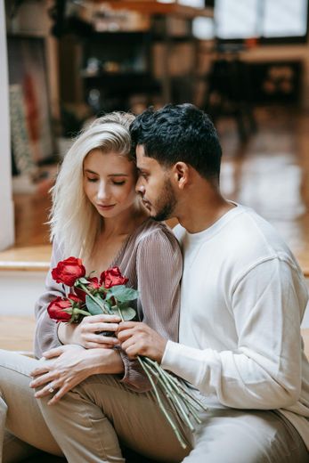 Un hombre con barba sonríe y mira a la cámara.