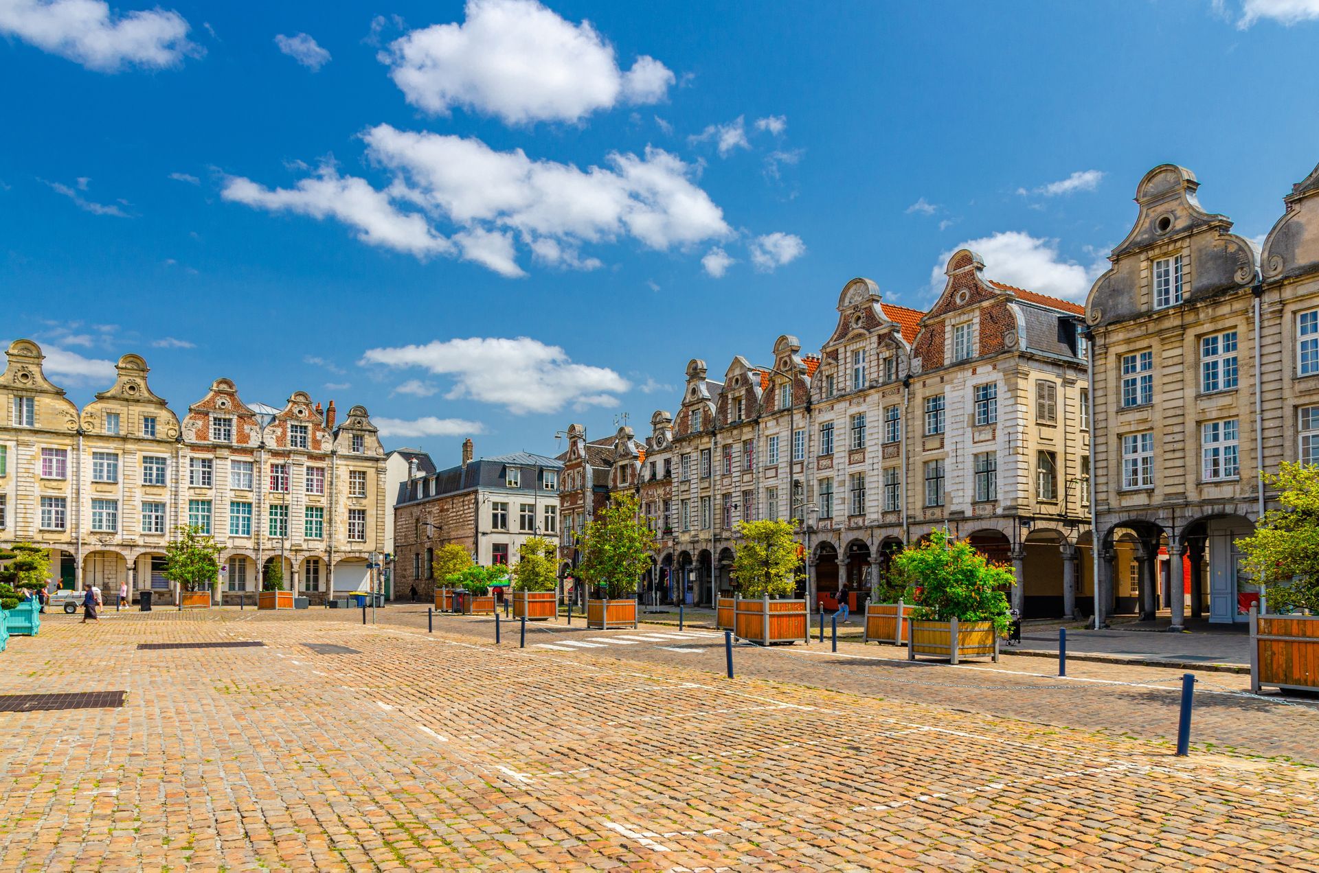 Maisons typiques de la ville d'Arras sur une place.