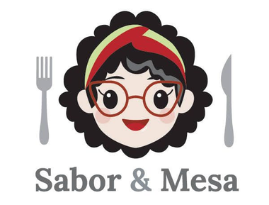 Logotipo con una cara sonriente, gafas, diadema roja y utensilios; el texto dice &ldquo;Sabor & Mesa&rdquo;.