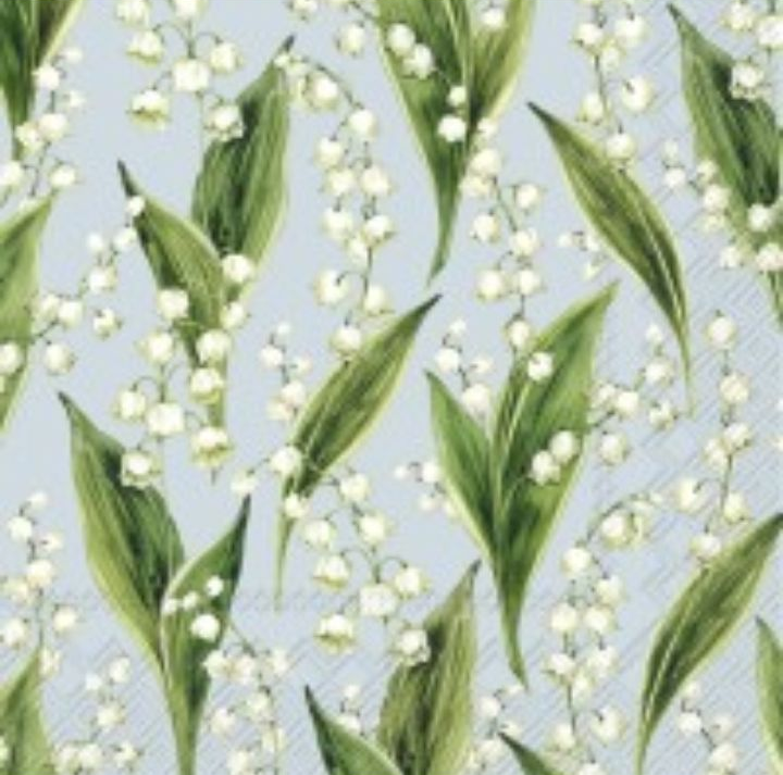 Tallos verdes de lirio de los valles con flores blancas en forma de campana sobre un fondo azul pálido.
