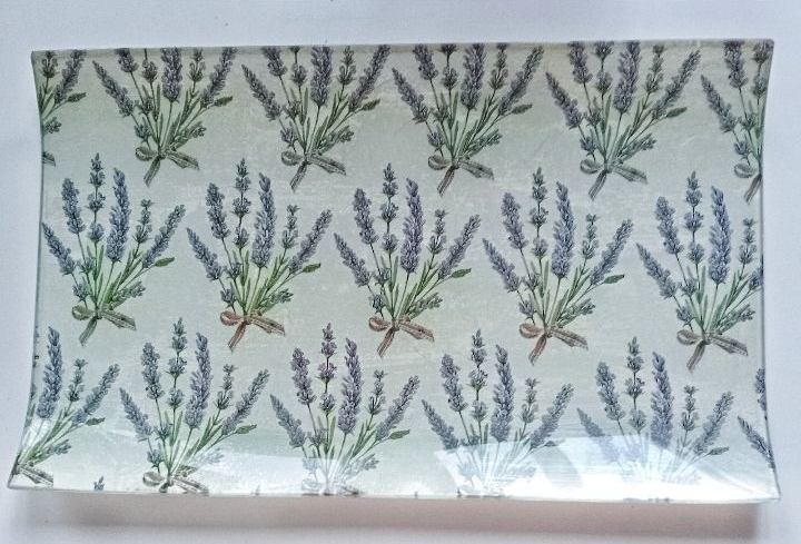 Diseño de ramo de lavanda en una bandeja o caja rectangular blanca.