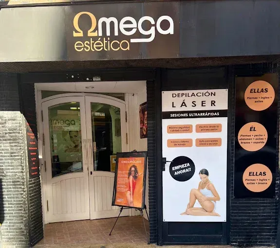 La entrada de Omega Estética, un salón de belleza. El cartel anuncia depilación láser para hombres y mujeres. El escaparate tiene una puerta blanca y un cartel promocional.