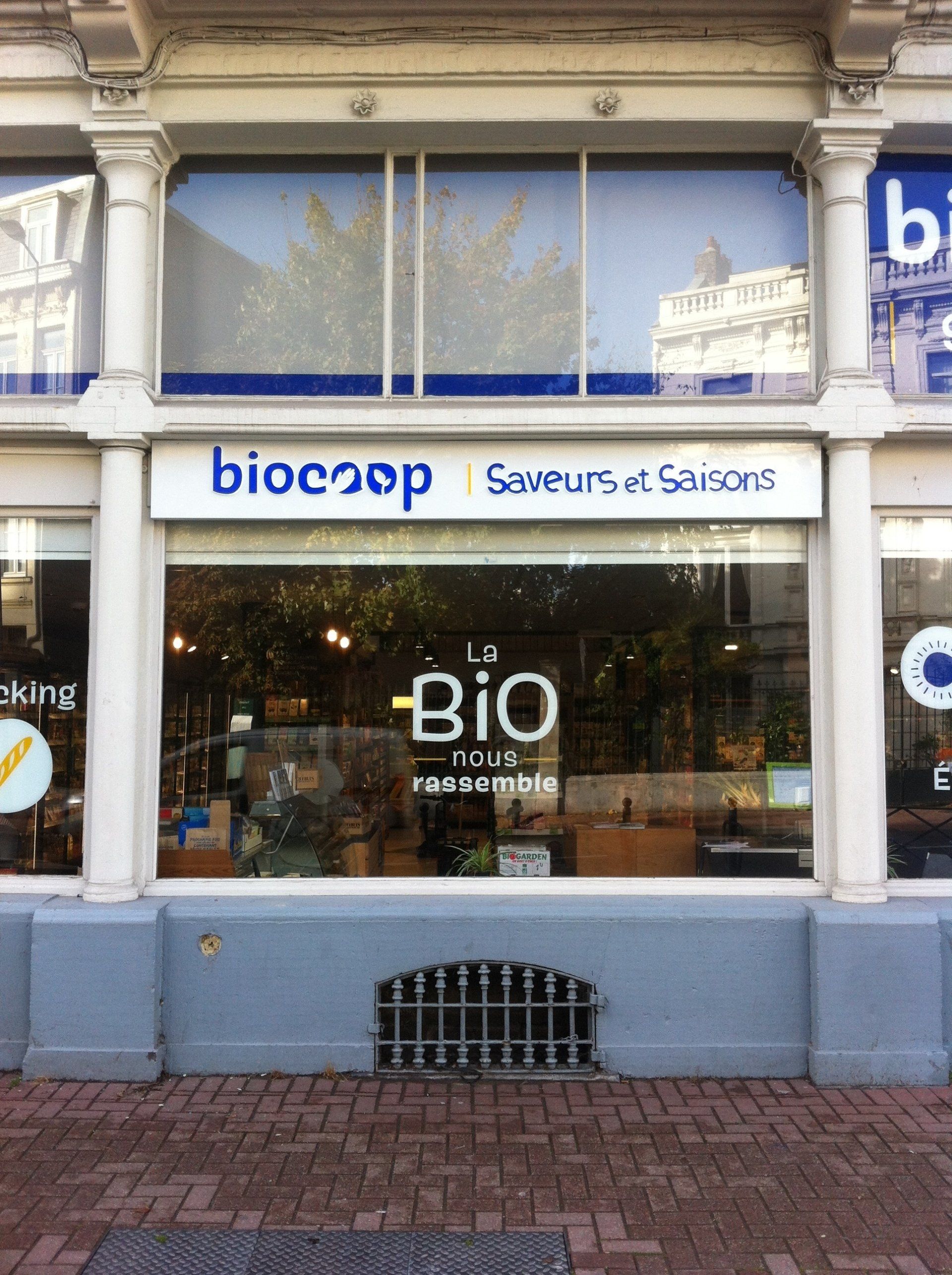 Façade vitrée par DT Signs