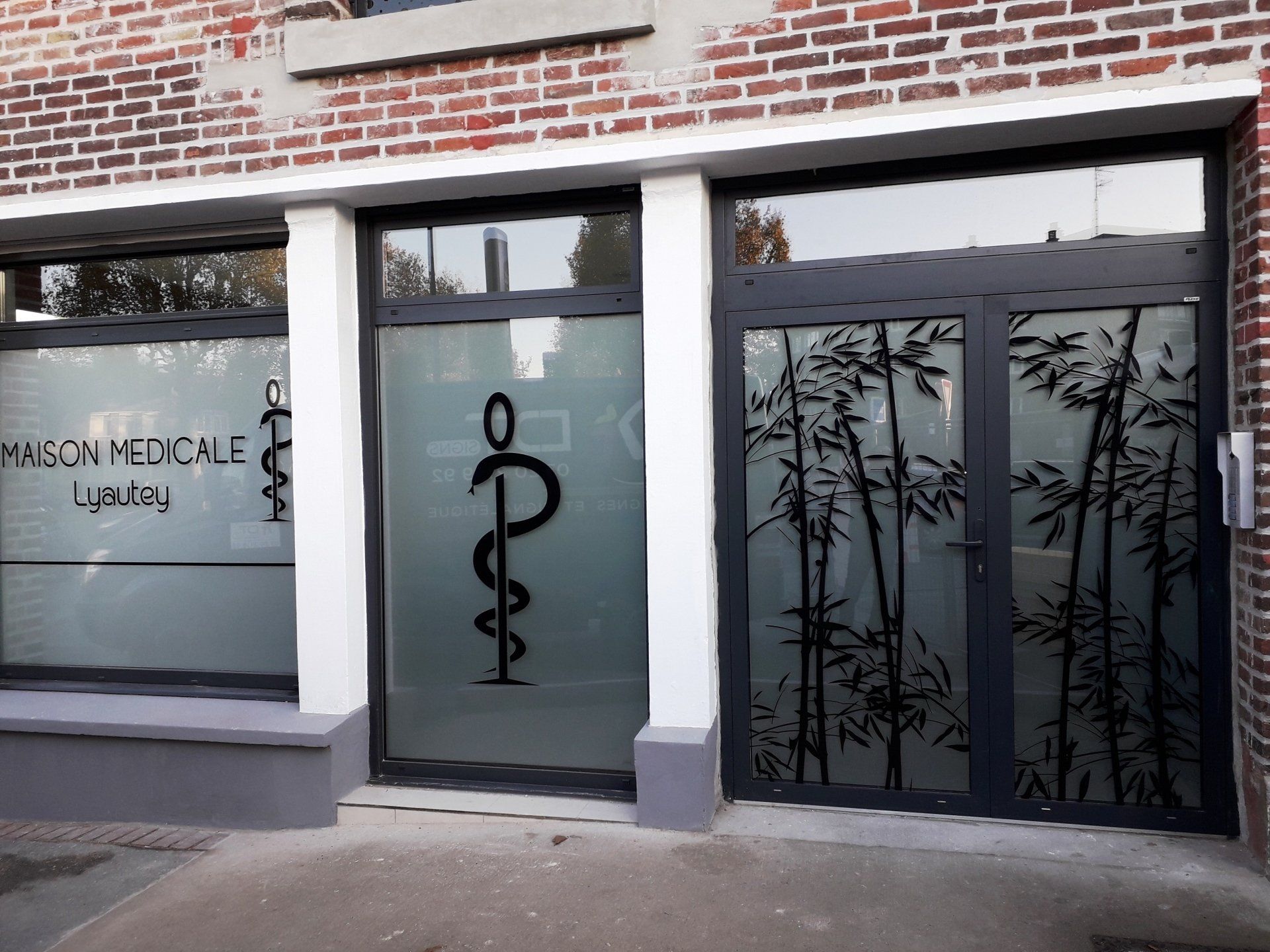 Vitrophanie, pharmacie