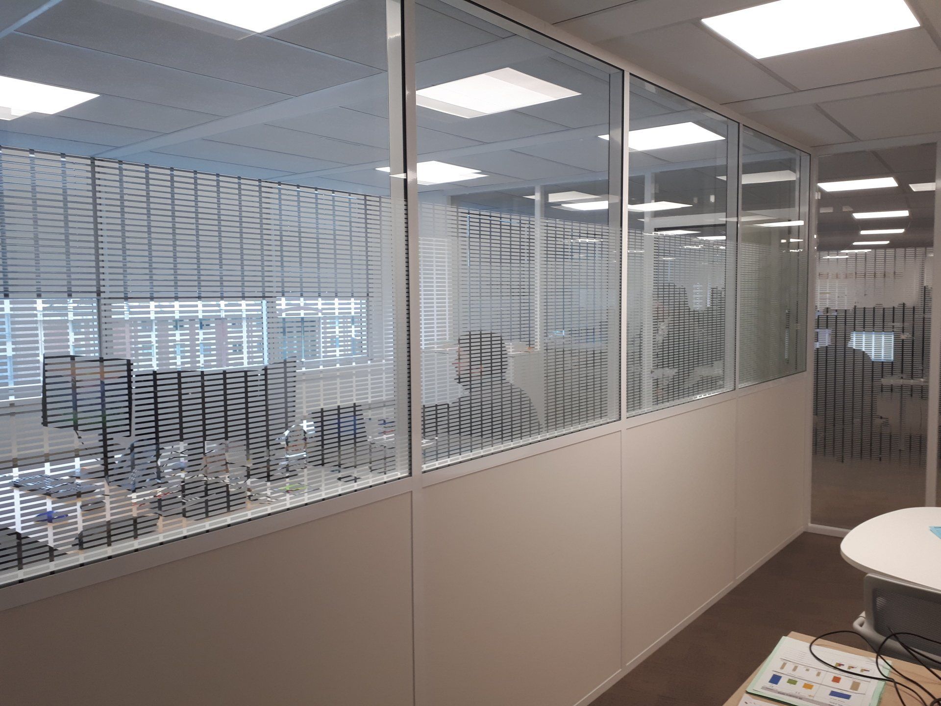 Vitrophanie, espace intérieur