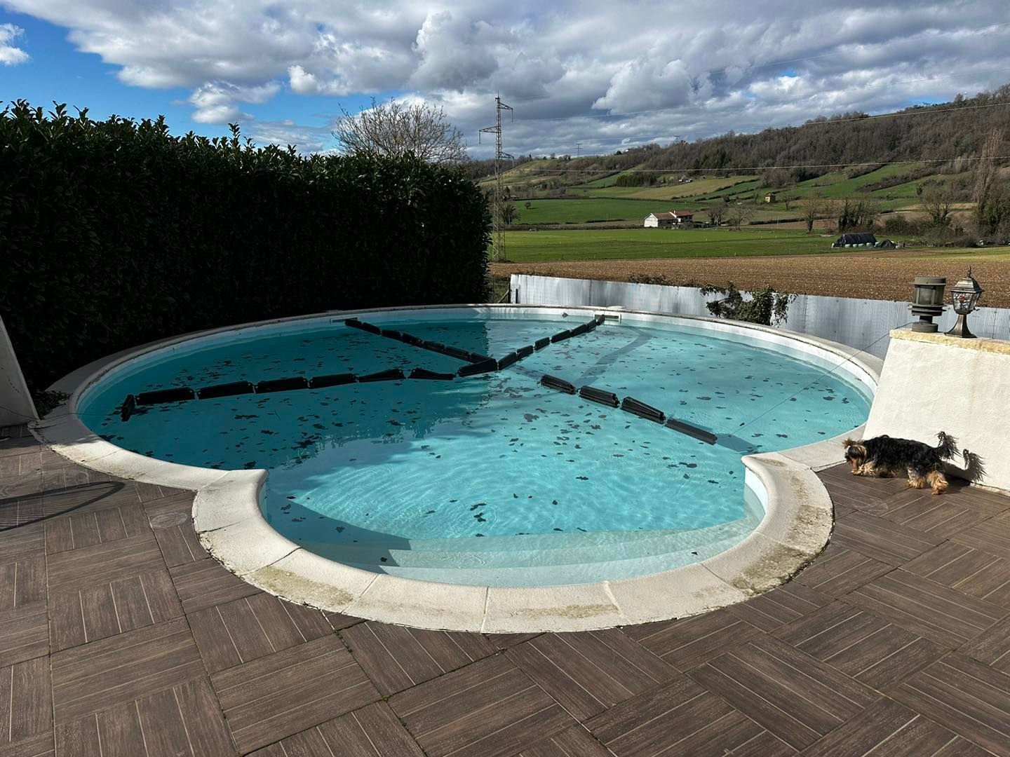 Piscine ronde avec système de nettoyage de l'eau.