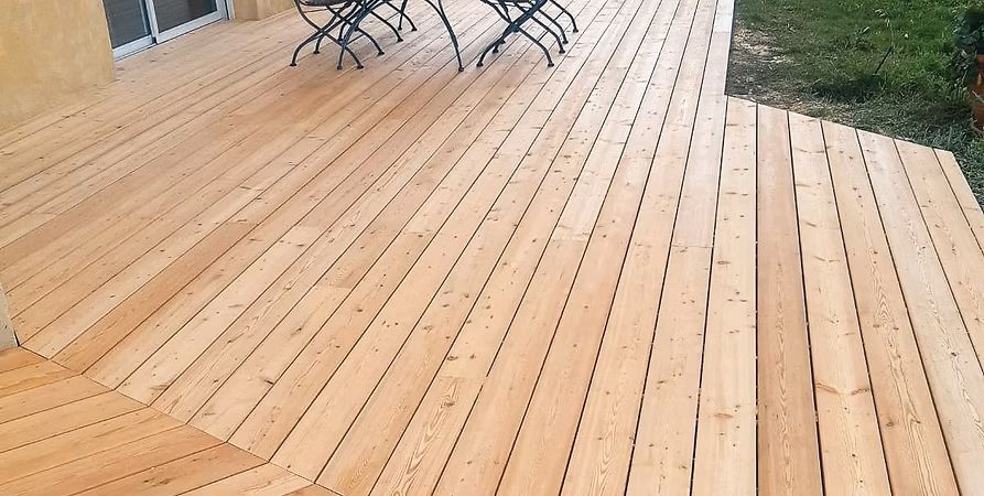 Terrasse en bois avec assises et bords inclinés.