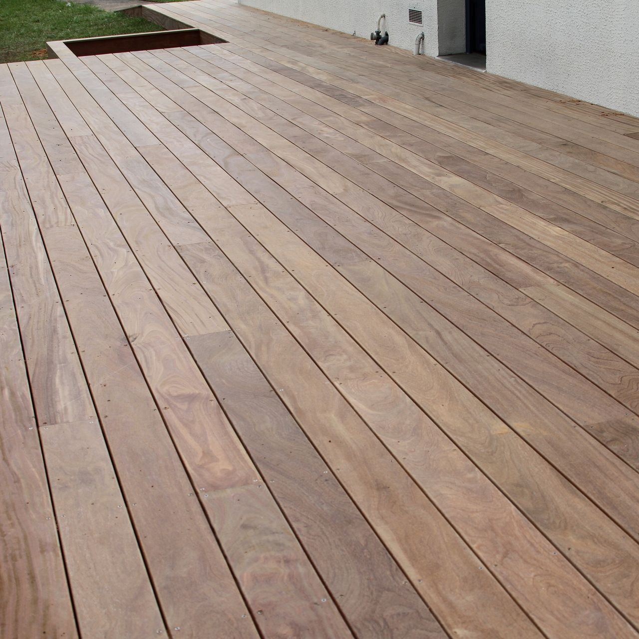Terrasse en bois bordant une maison.