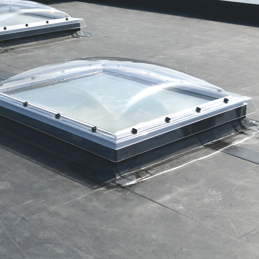 Puits de lumière sur un toit plat et sombre.