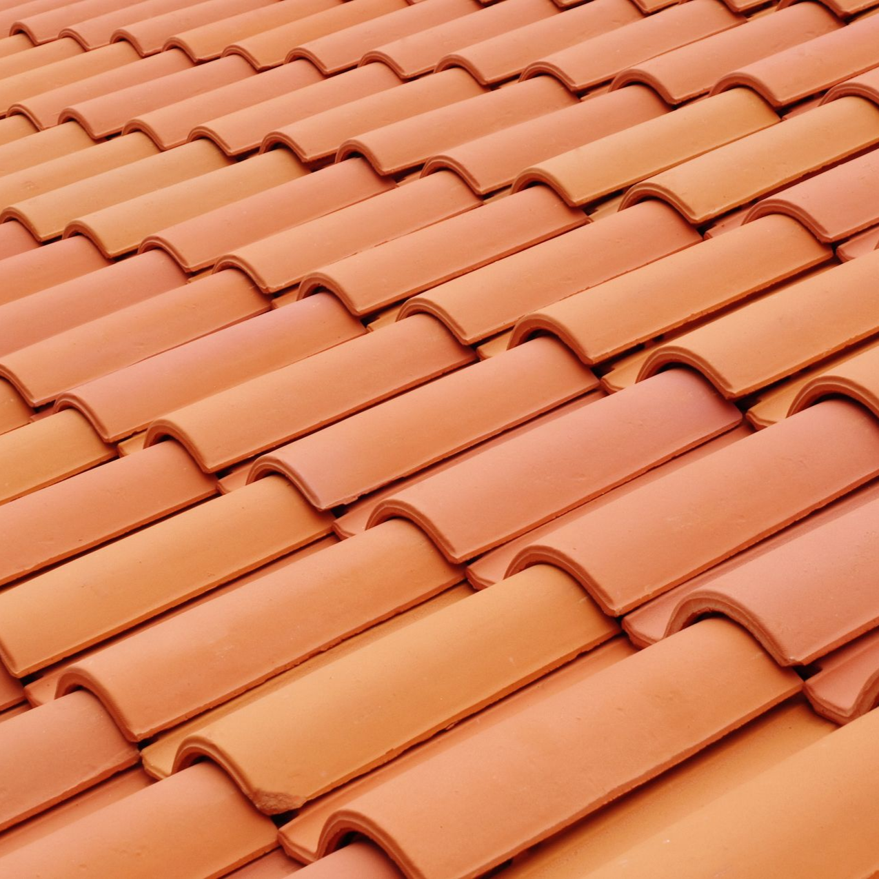 Tuiles en terre cuite, vue rapprochée, rangées inclinées.