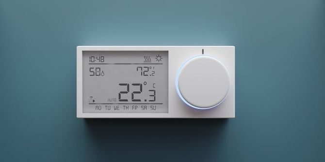 Thermostat d'ambiance sur mur bleu