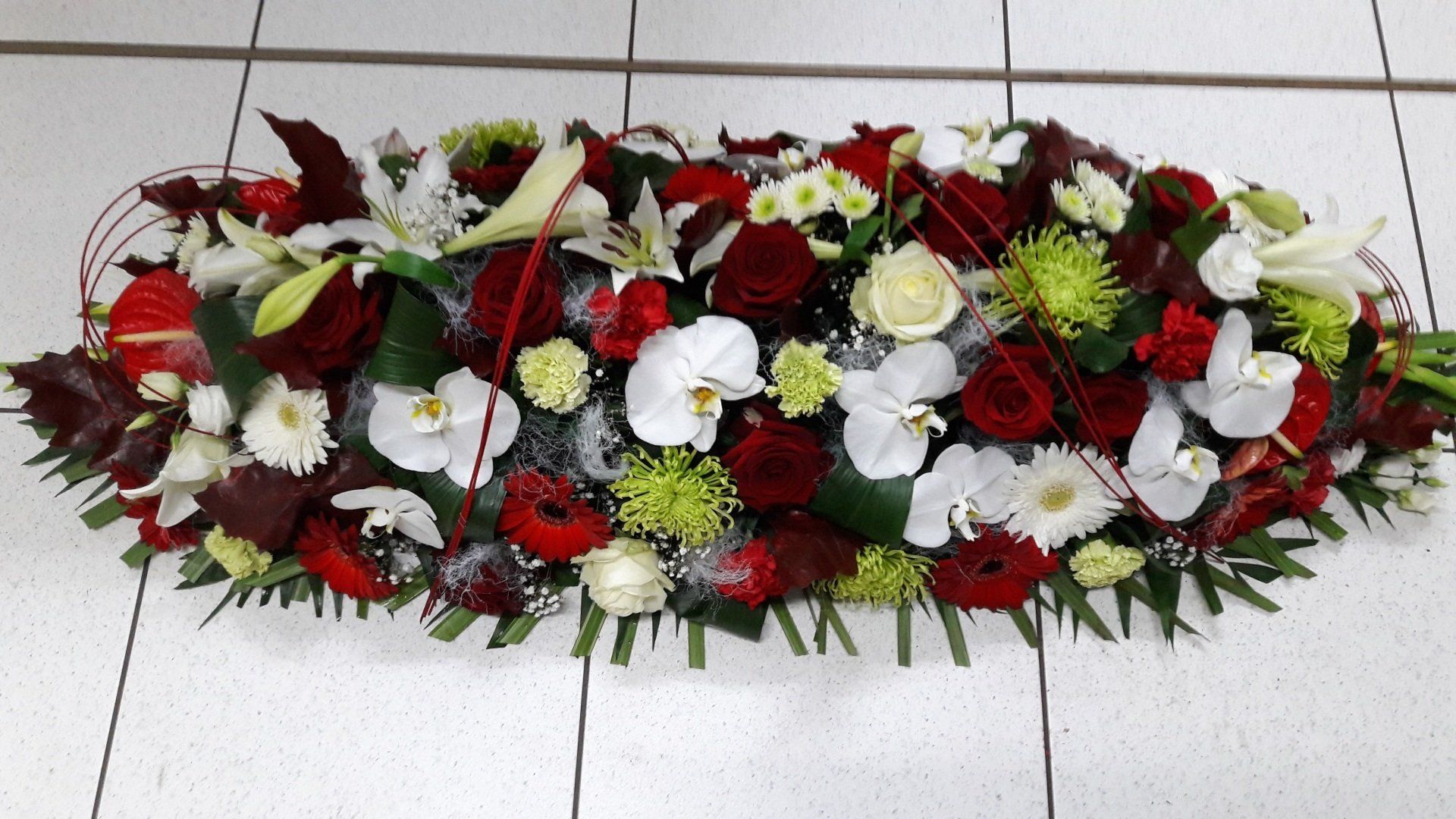 Gerbe de fleurs rouges et blanches