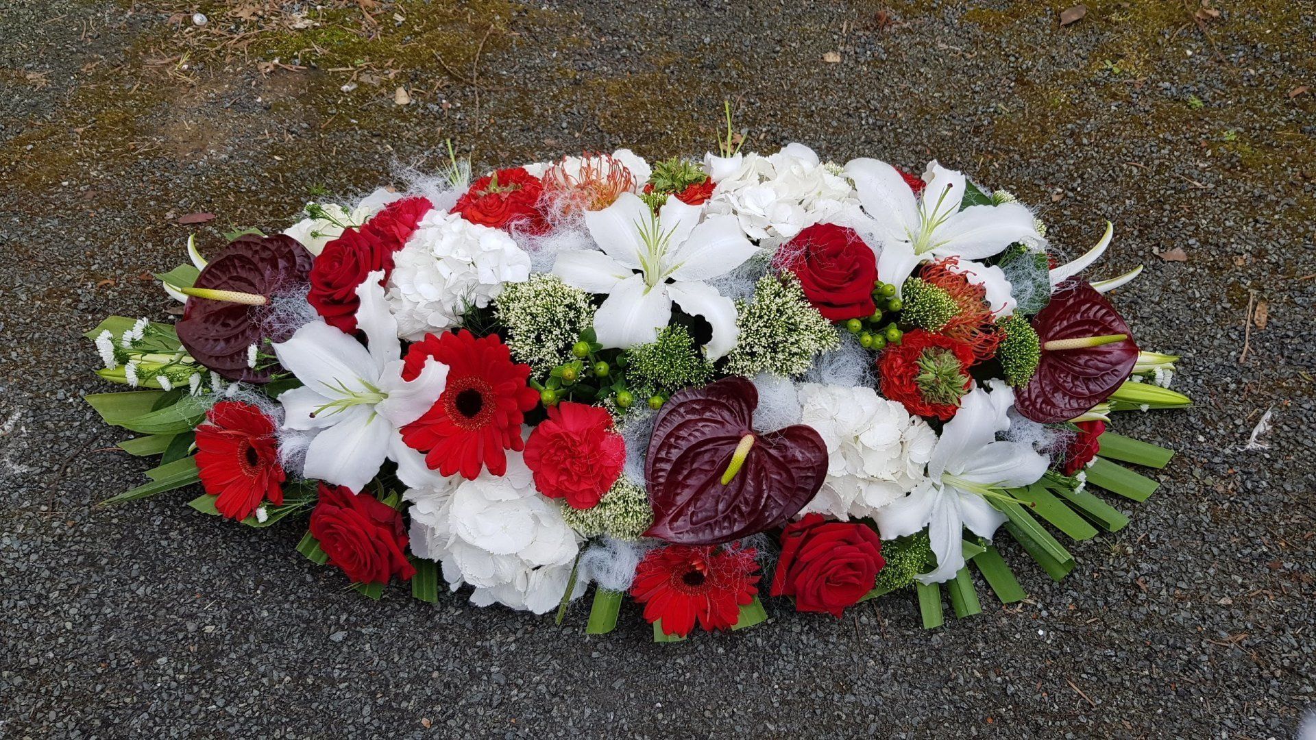 Gerbe de fleurs blanches et rouges