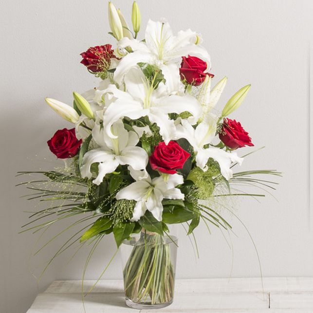 Bouquet de fleurs avec des roses rouges et des lilas blancs