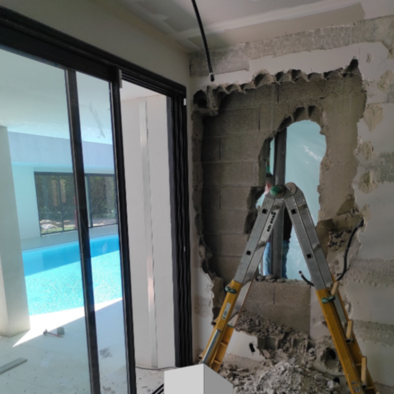 Un mur en destruction avec une echelle