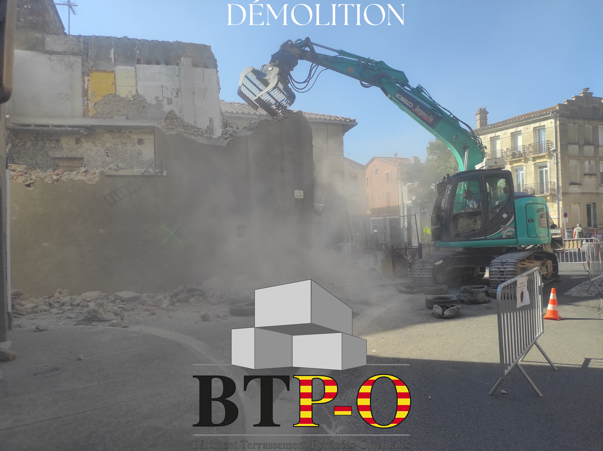 Une pelleteuse qui démolit un bâtiment