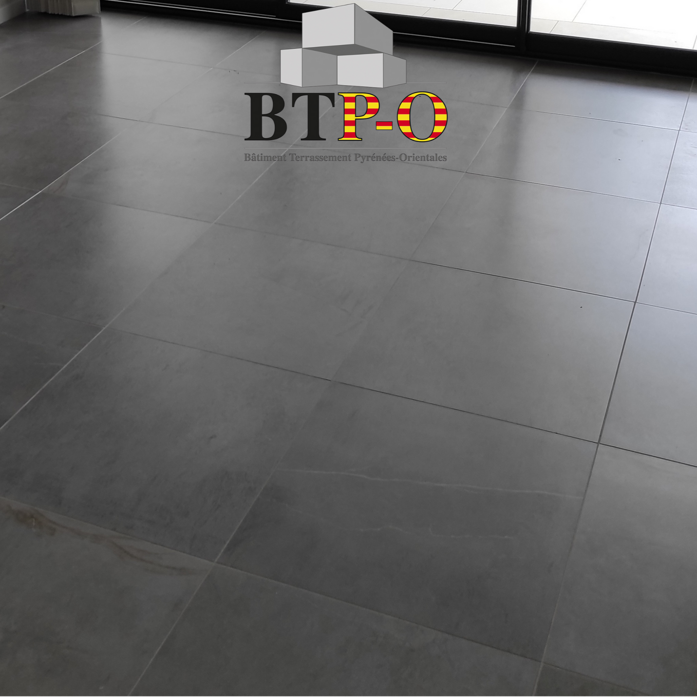 Un sol en carrelage gris