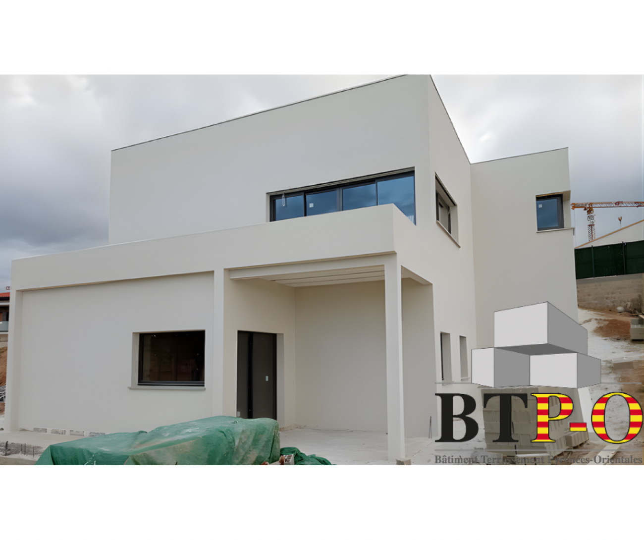 Une maison neuve de forme cubique avec une façade claire