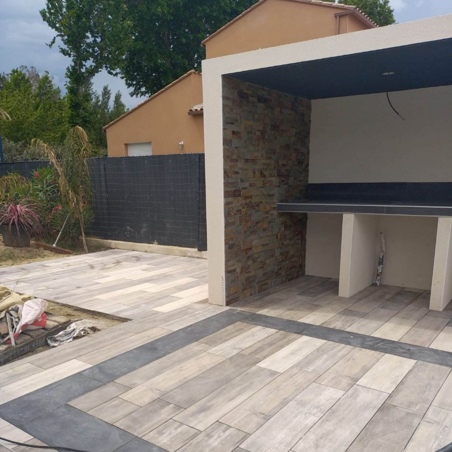 Cuisine extrieure avec ravalement de façade clair