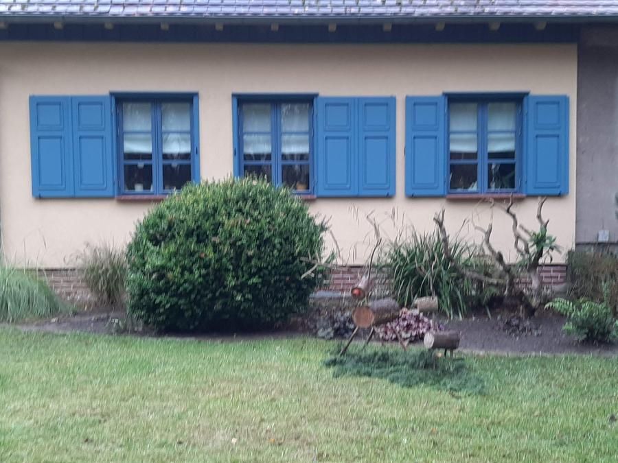 Fenster mit Fensterläden blau