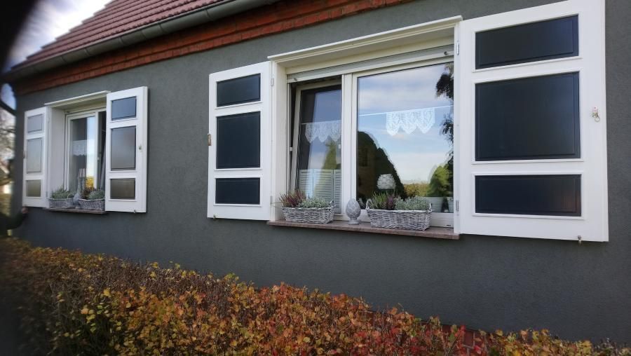 Fenster mit Fensterläden weiß und anthrazit