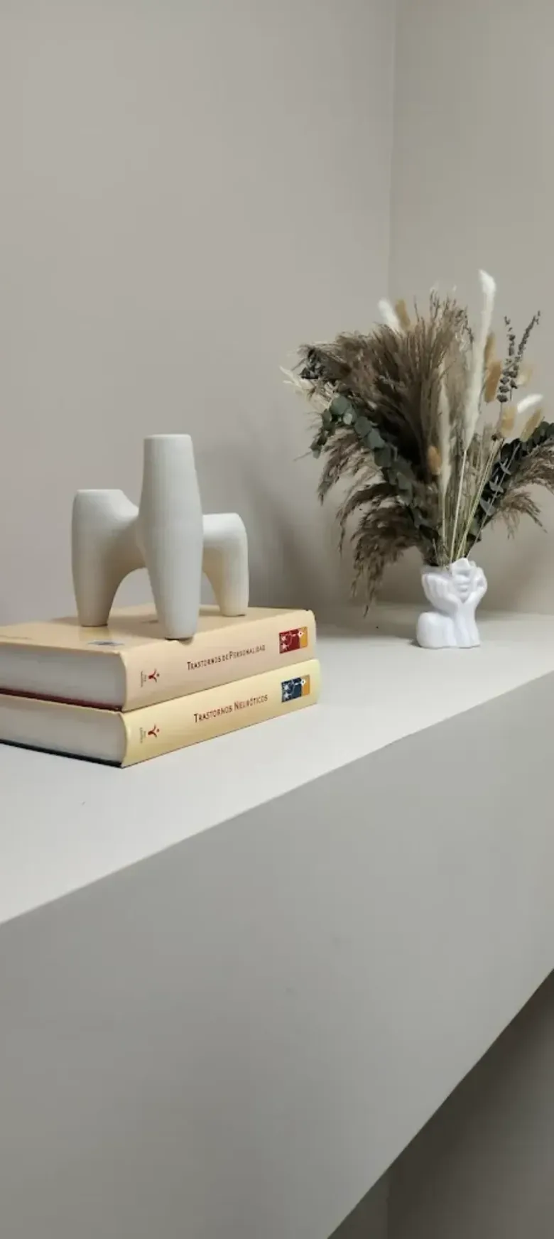 Icono de marcador de posición gris claro con un sol y montañas sobre fondo blanco