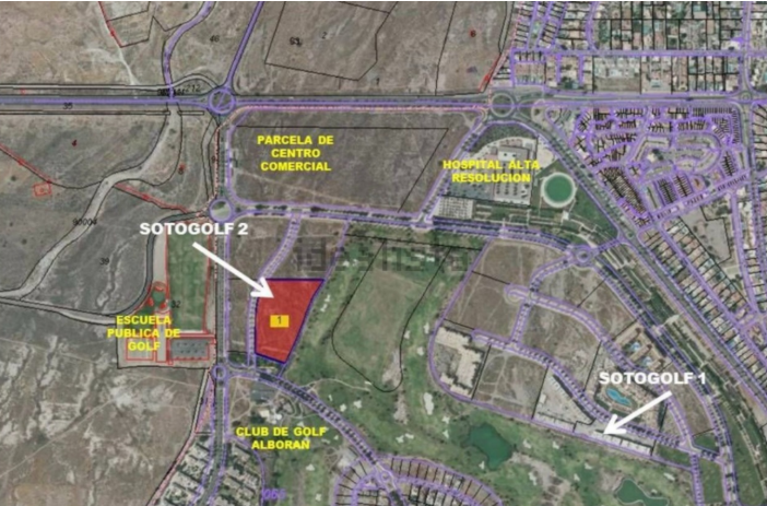 Exterior de edificio moderno con fachada de piedra clara, marcos de ventanas oscuros y cielo azul con pájaros.