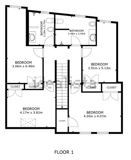 Plano de una casa con cuatro dormitorios, dos baños y escalera.