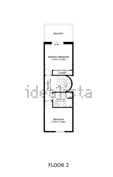 Plano de una casa estrecha de dos pisos, que incluye dos dormitorios, un balcón, un baño y un armario.