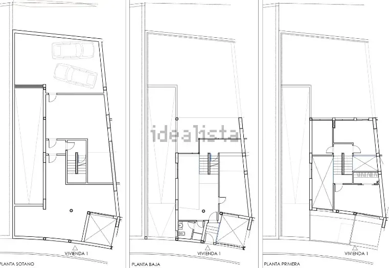 Tres esquemas de planos arquitectónicos de un edificio; garaje, planta baja y planta alta.