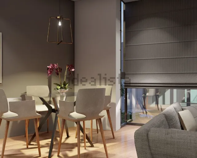 Área de comedor: mesa con sillas, paredes grises, flores de orquídea, lámpara moderna y persianas.