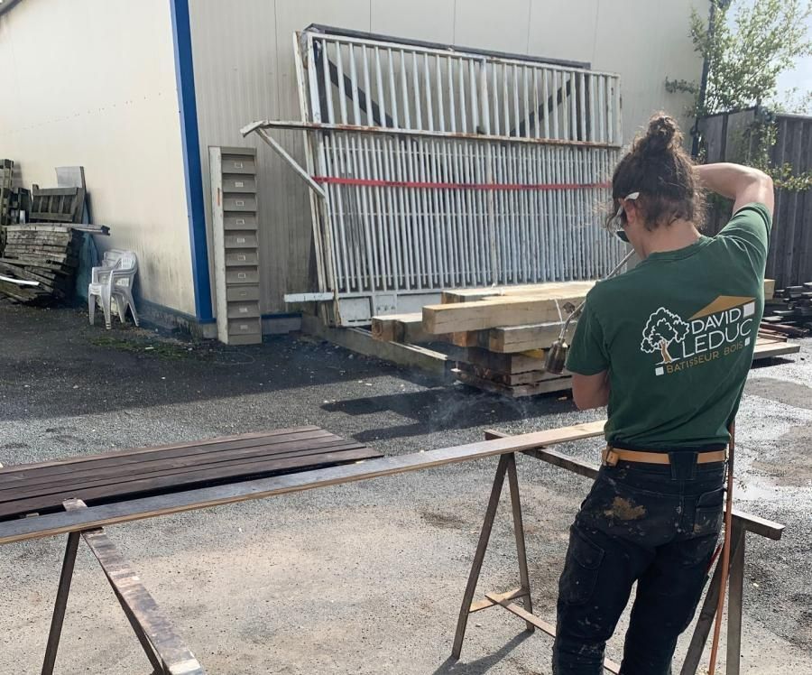 Employée de David Leduc qui travaille le bois