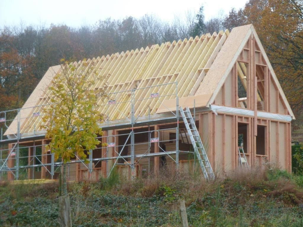 Ossature et charpente d'une maison en bois avec échafaudage