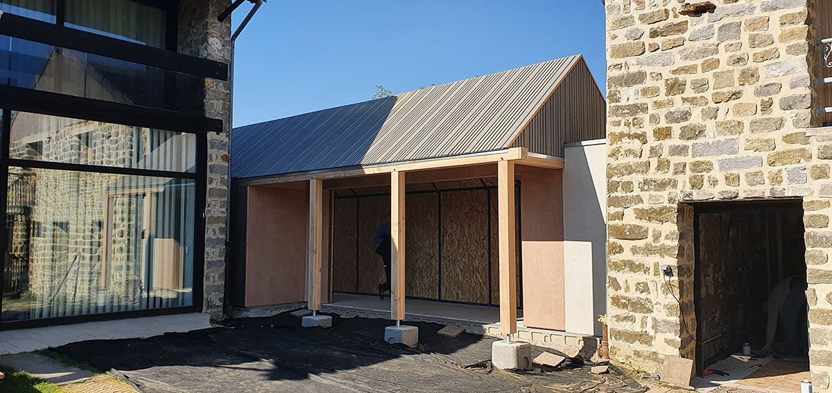 Agrandissement en bois entre deux maisons