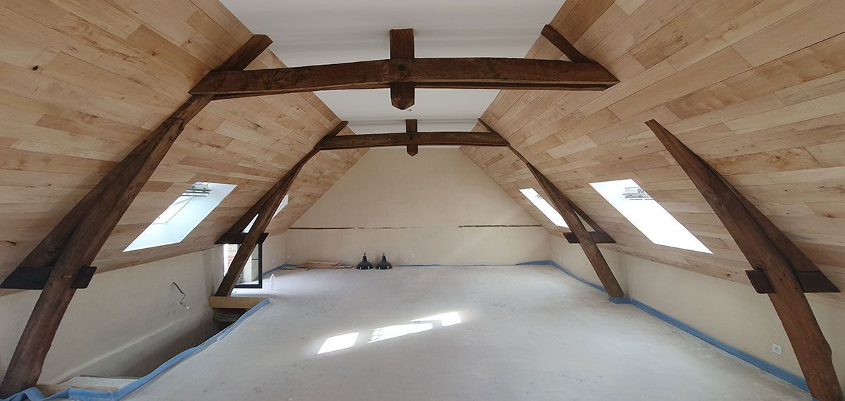 Comble avec poutre et cloison en bois