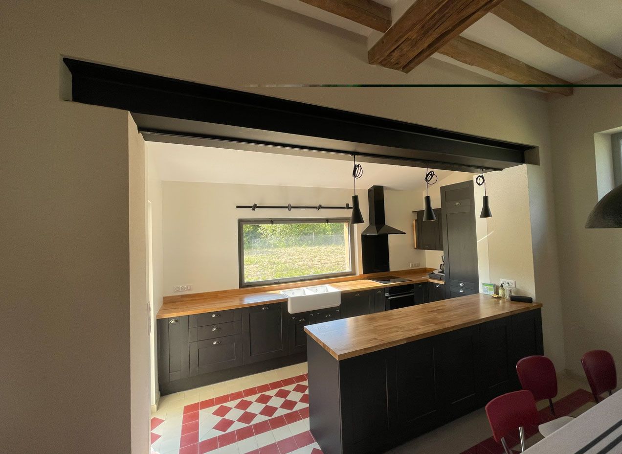 Cuisine avec plan de travail et ilot en bois