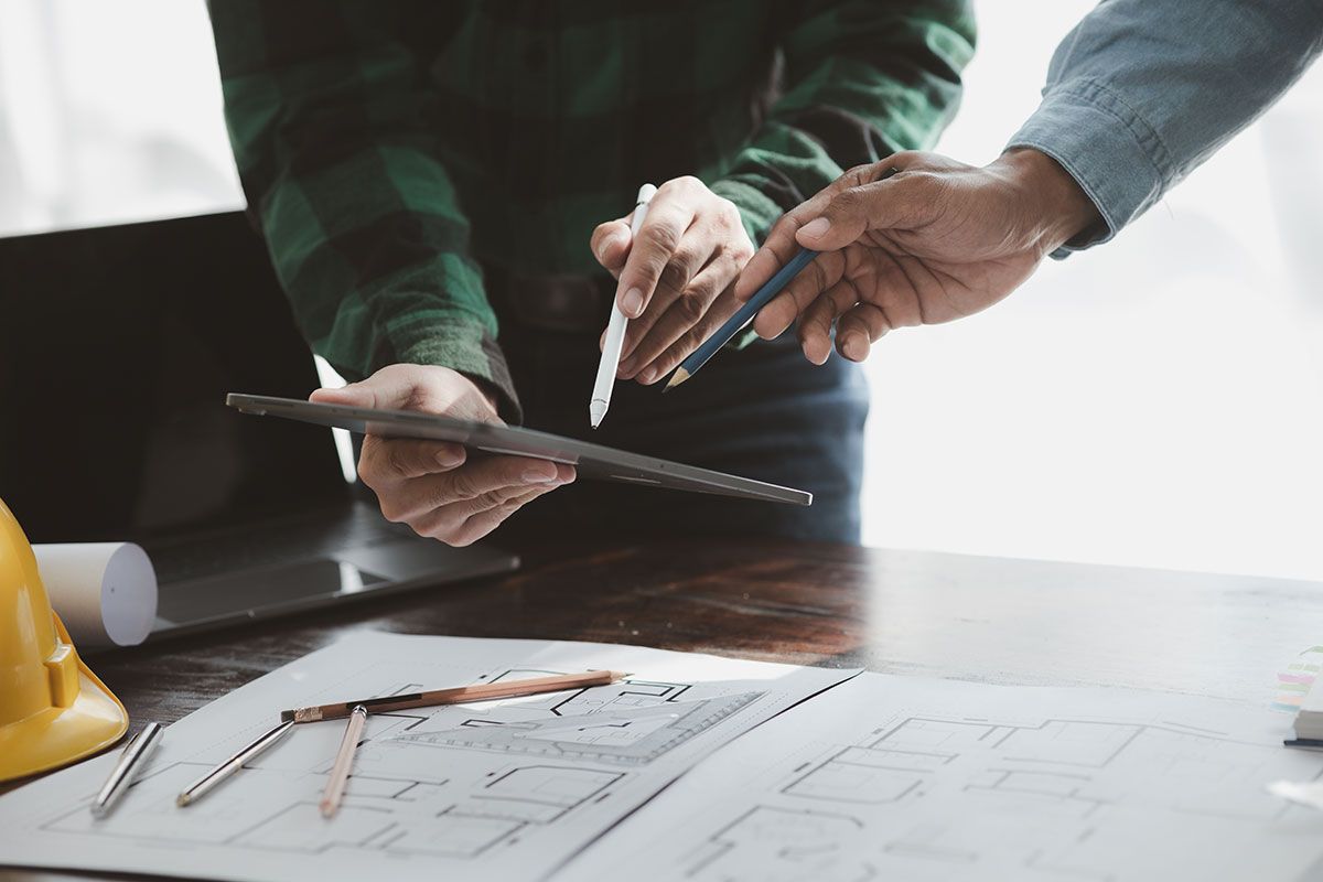 Deux hommes qui étudient le projet de construction d'une maison
