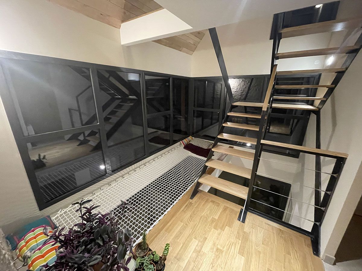 Double escalier avec un filet tendu au sol