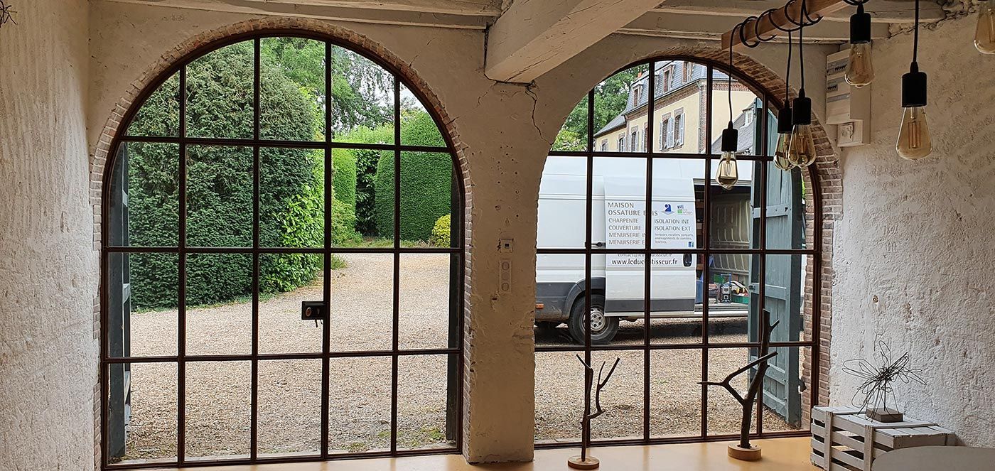 Double porte fenêtre en arc de cercle et en bois