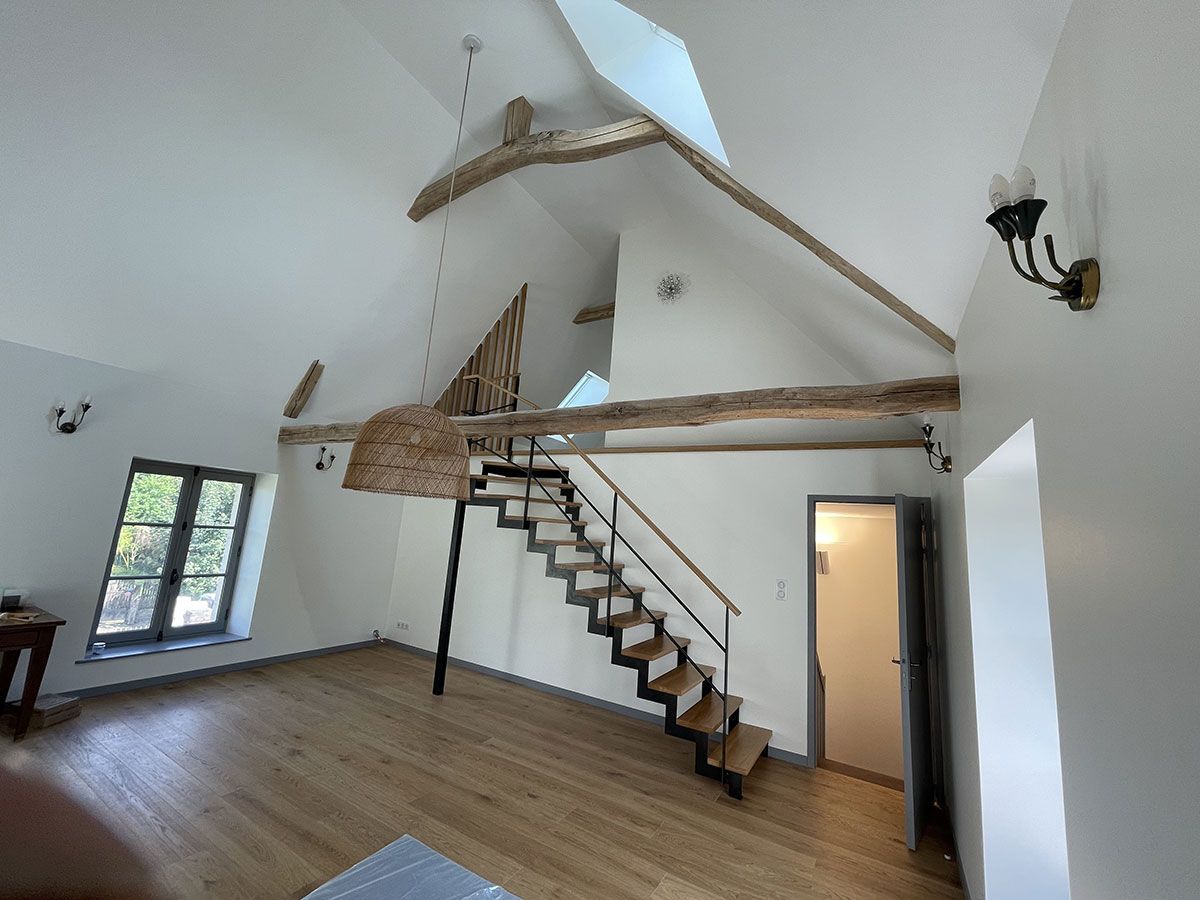 Escalier en bois et métal dans une maison rénovée